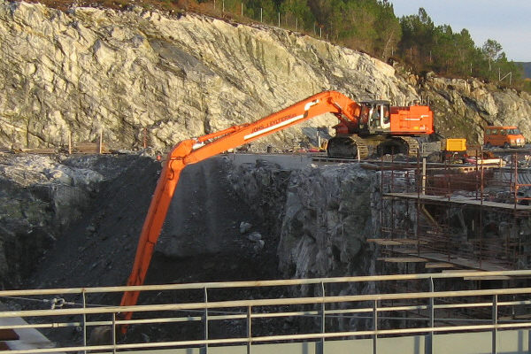 Hitachi 670 Long reach