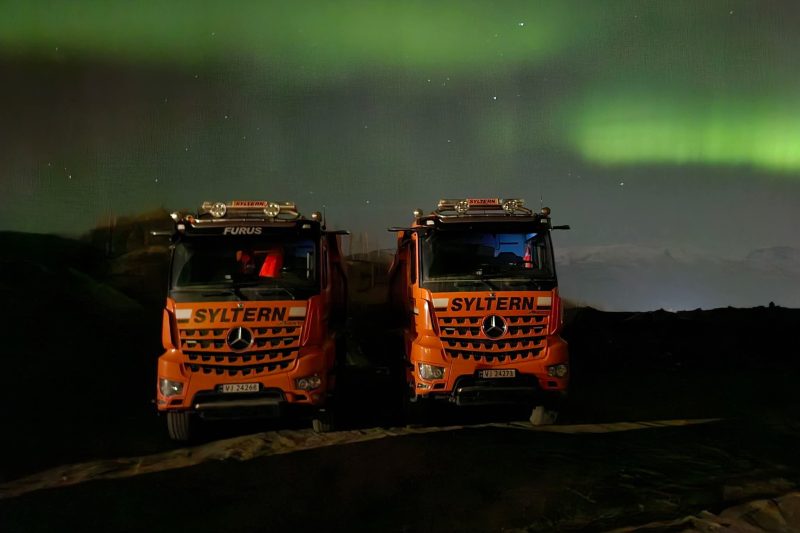 Lastebiler i nordlys