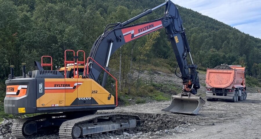 Gravemaskin og lastebil